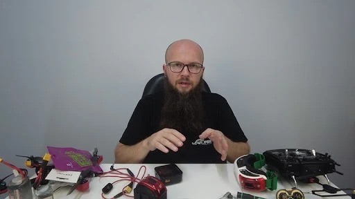 Ігор Вечканов за робочим столом з FPV обладнанням